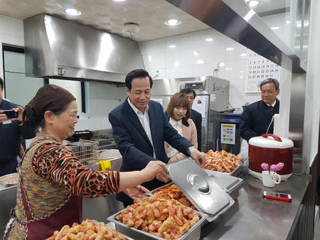 Bộ trưởng Đào Ngọc Dung thăm bếp ăn của lao động Việt Nam tại Hàn Quốc.